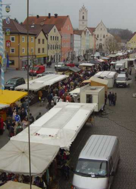 FLOHMARKT   STANDPLATZ - Sonstige Anzeigen - Aidenbach