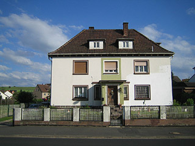 Wohnhaus mit großem Grundstück - Immobilien - Niederaula